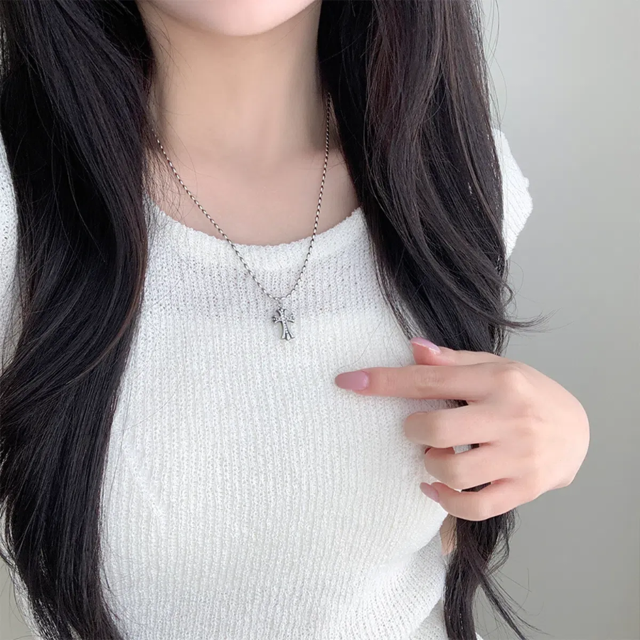 Серебристое колье с крестом на шариковой цепочке