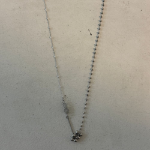 Серебристое колье с половинчатой цепочкой и шариками