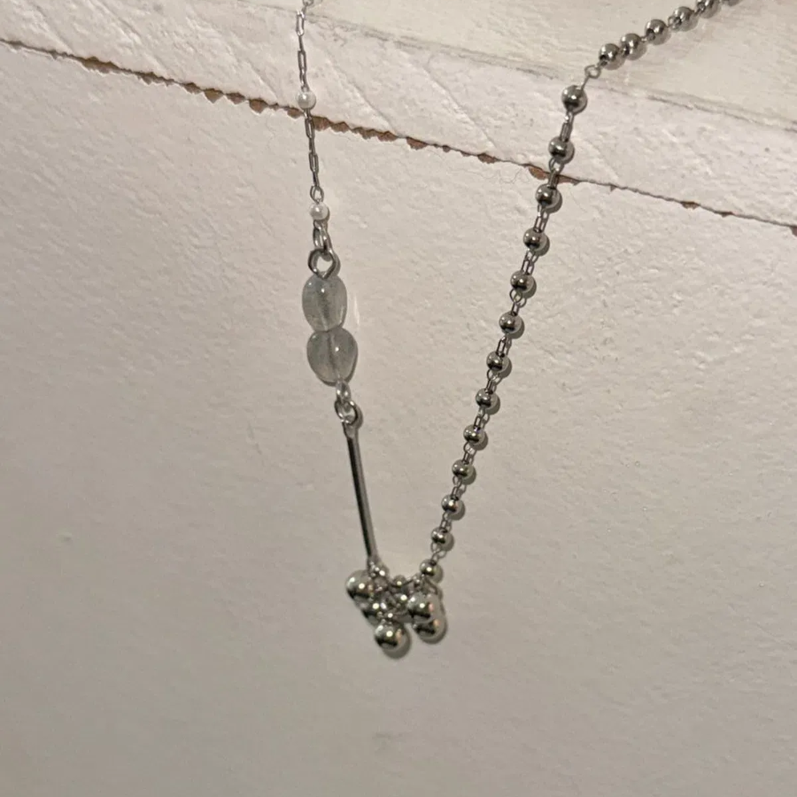 Серебристое колье с половинчатой цепочкой и шариками