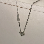 Серебристое колье с половинчатой цепочкой и шариками
