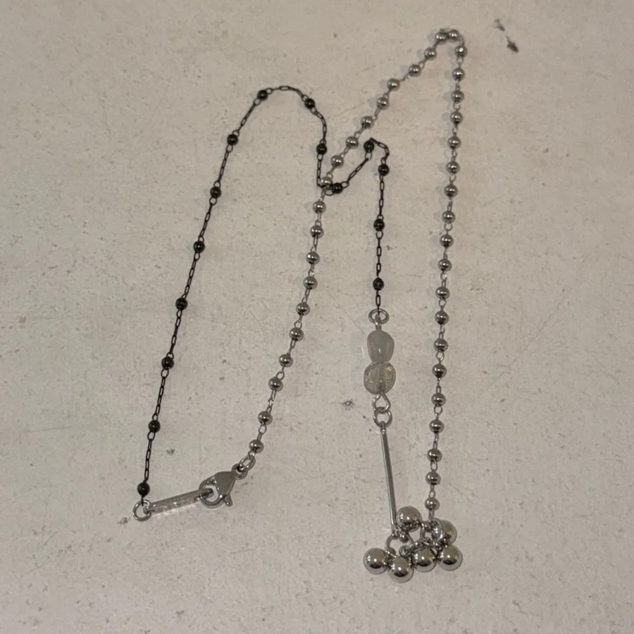 Серебристое колье с половинчатой цепочкой и шариками