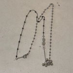 Серебристое колье с половинчатой цепочкой и шариками