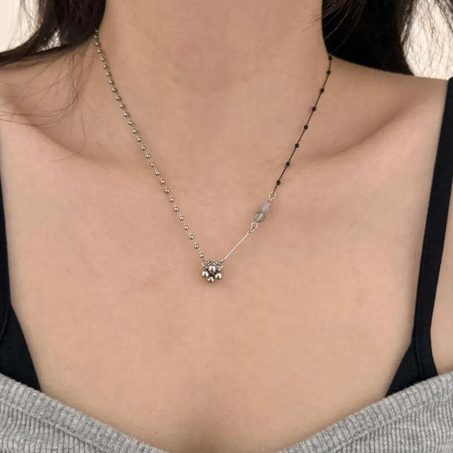 Серебристое колье с половинчатой цепочкой и шариками