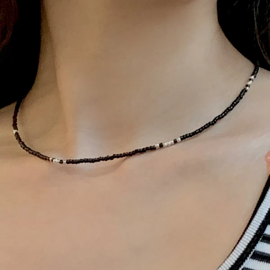 Чёрное колье с миниатюрными бусинами в винтажном стиле