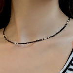Чёрное колье с миниатюрными бусинами в винтажном стиле