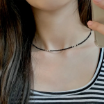 Чёрное колье с миниатюрными бусинами в винтажном стиле