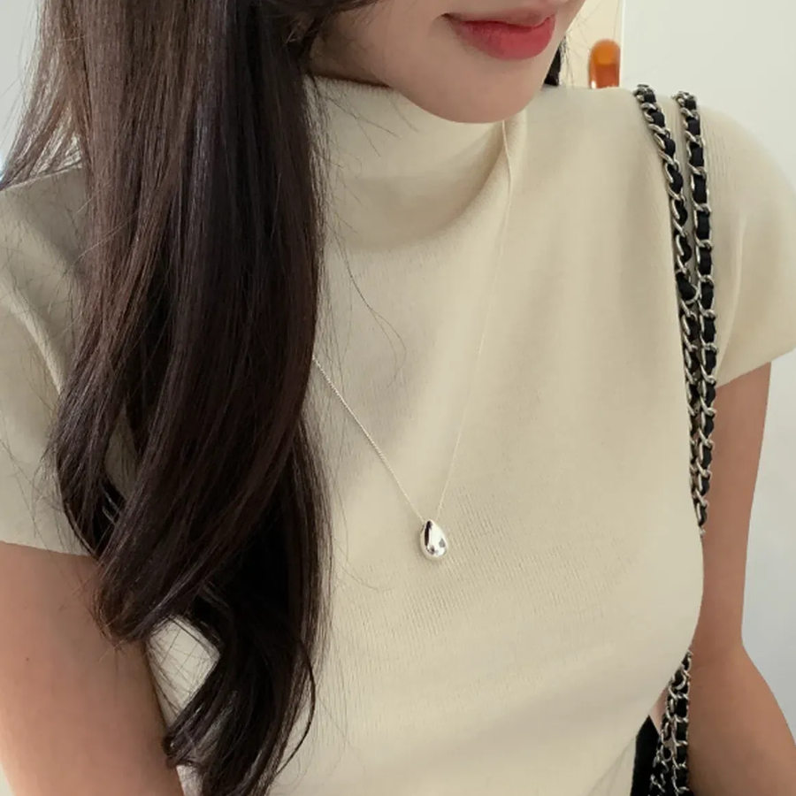 Серебристое длинное колье с крупным подвесом в форме капли