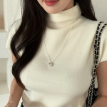 Серебристое длинное колье с крупным подвесом в форме капли