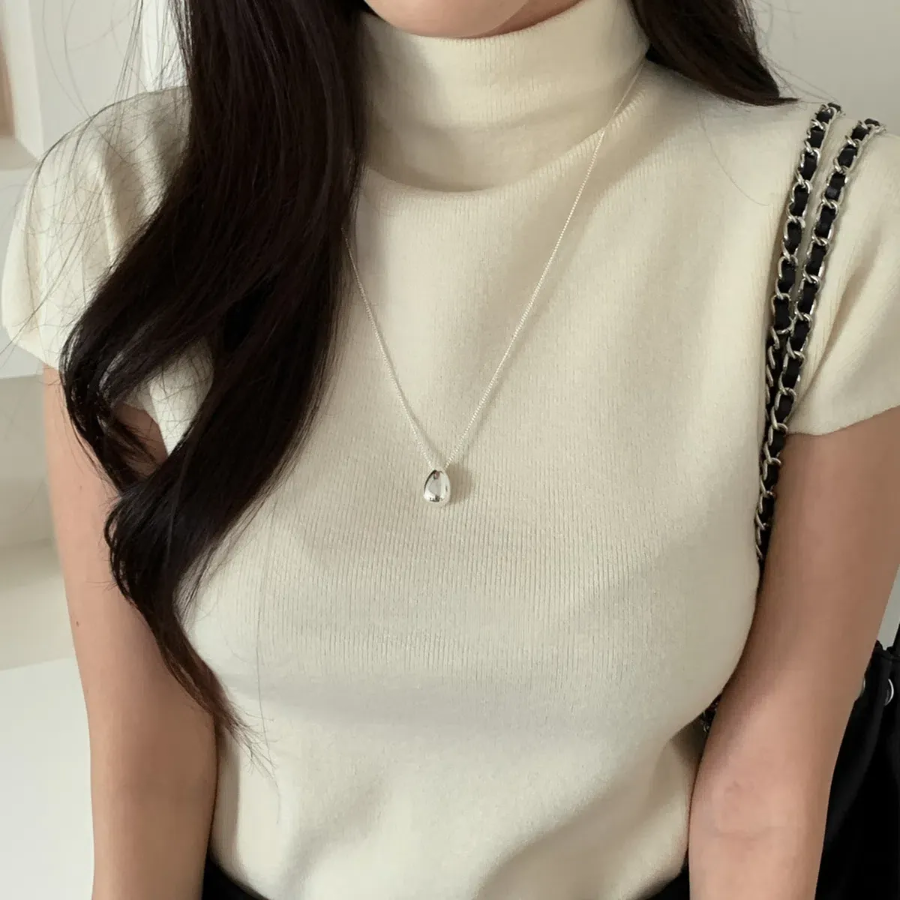 Серебристое длинное колье с крупным подвесом в форме капли