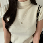 Серебристое длинное колье с крупным подвесом в форме капли