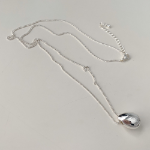 Серебристое длинное колье с крупным подвесом в форме капли