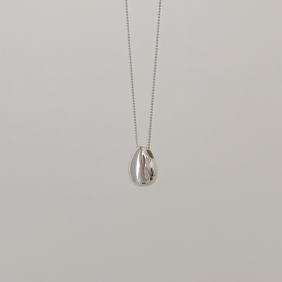 Серебристое длинное колье с крупным подвесом в форме капли
