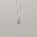 Серебристое длинное колье с крупным подвесом в форме капли