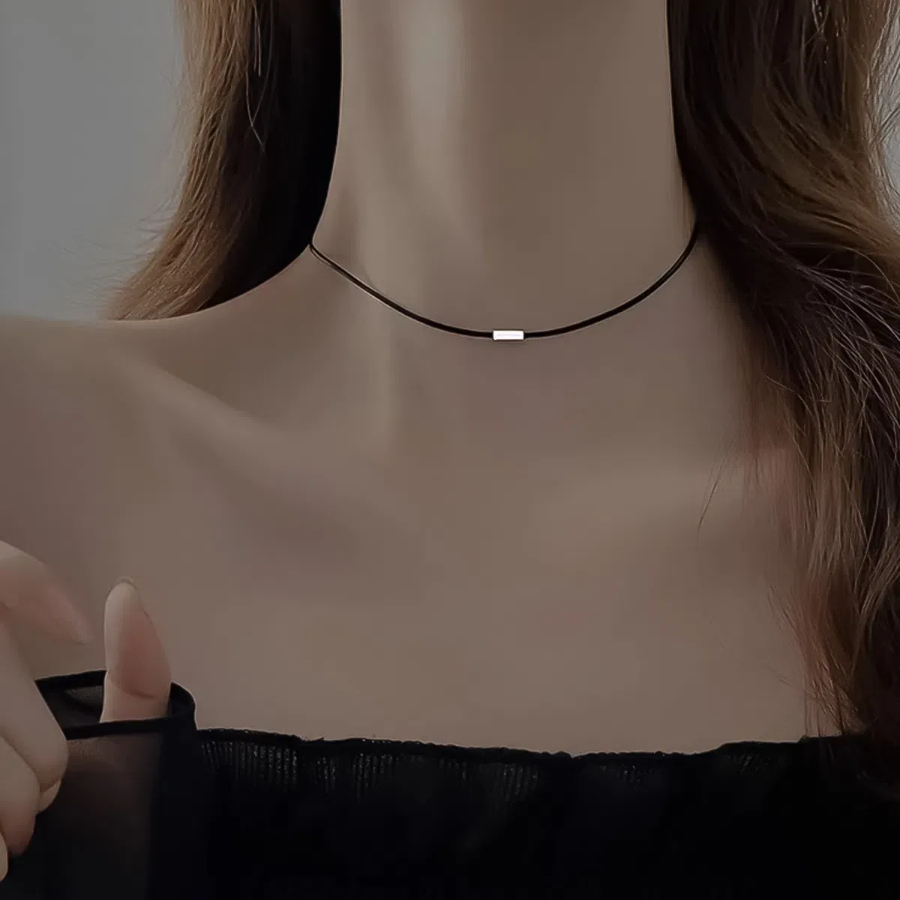 Серебристое мини-колье-чокер с квадратным подвесом и тонкой цепочкой