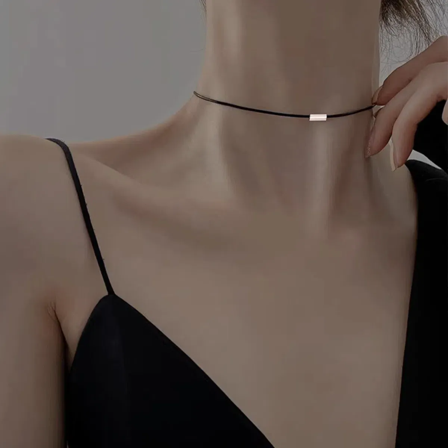 Серебристое мини-колье-чокер с квадратным подвесом и тонкой цепочкой