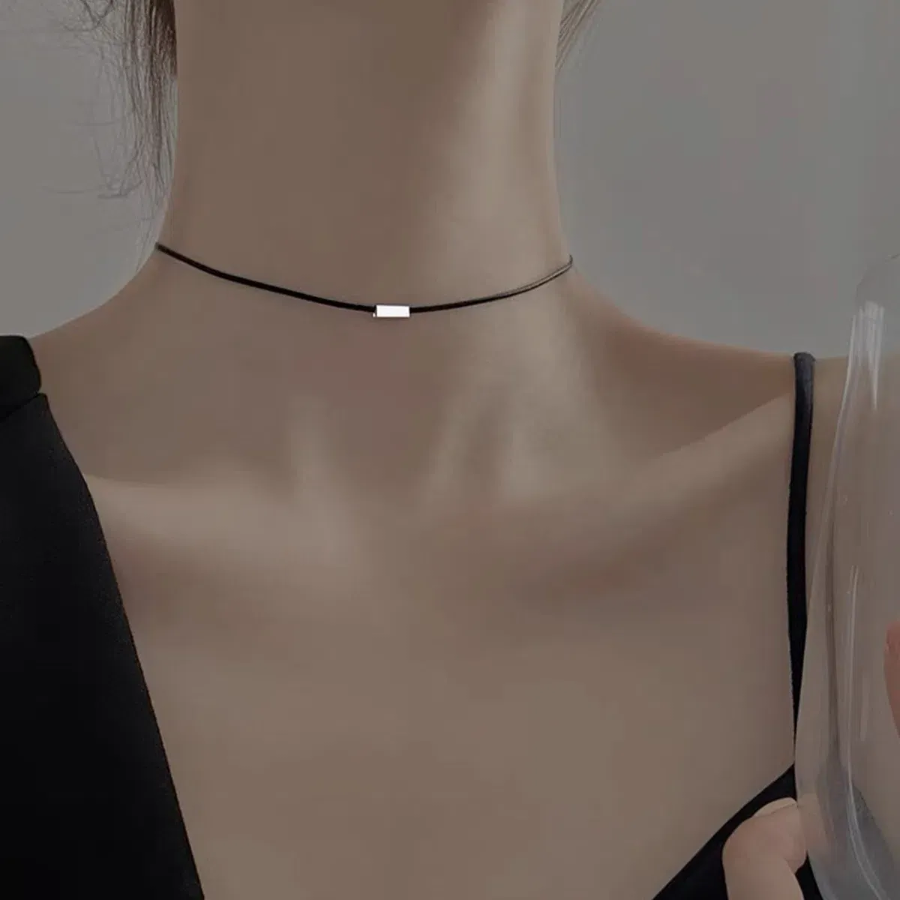 Серебристое мини-колье-чокер с квадратным подвесом и тонкой цепочкой