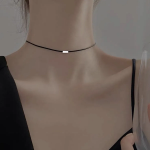 Серебристое мини-колье-чокер с квадратным подвесом и тонкой цепочкой