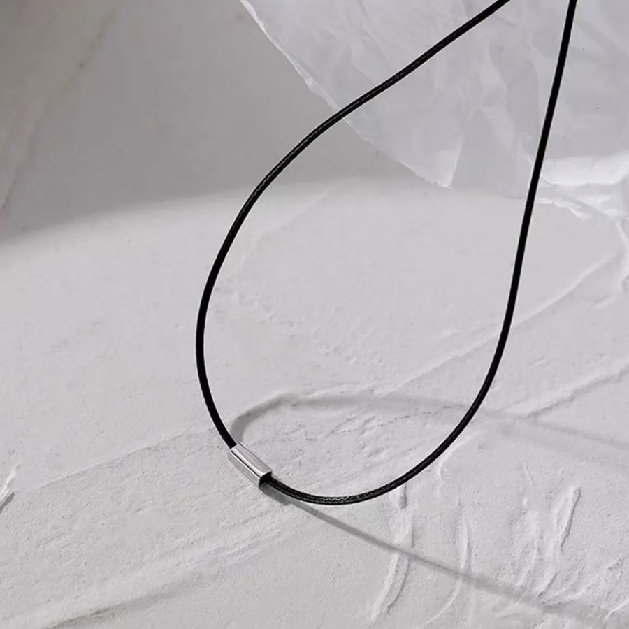 Серебристое мини-колье-чокер с квадратным подвесом и тонкой цепочкой