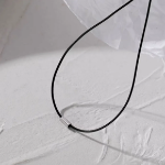 Серебристое мини-колье-чокер с квадратным подвесом и тонкой цепочкой