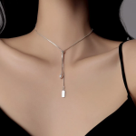 Серебристое романтичное колье-чокер с регулируемой цепочкой, подвесками из жемчуга и гравировкой