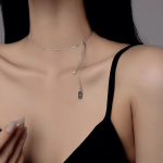 Серебристое романтичное колье-чокер с регулируемой цепочкой, подвесками из жемчуга и гравировкой