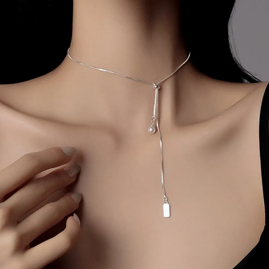 Серебристое романтичное колье-чокер с регулируемой цепочкой, подвесками из жемчуга и гравировкой