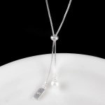 Серебристое романтичное колье-чокер с регулируемой цепочкой, подвесками из жемчуга и гравировкой