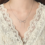 Серебристое колье с балетным бантиком