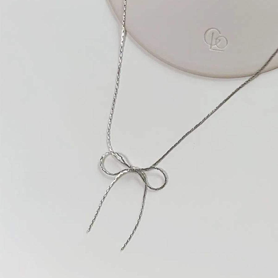 Серебристое колье с балетным бантиком