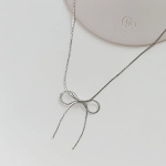 Серебристое колье с балетным бантиком