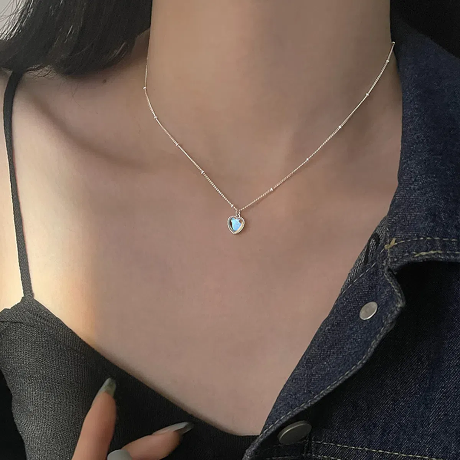 Серебристое колье с подвеской в виде сердца из опала с эффектом авроры