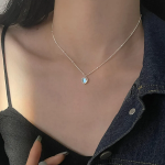 Серебристое колье с подвеской в виде сердца из опала с эффектом авроры