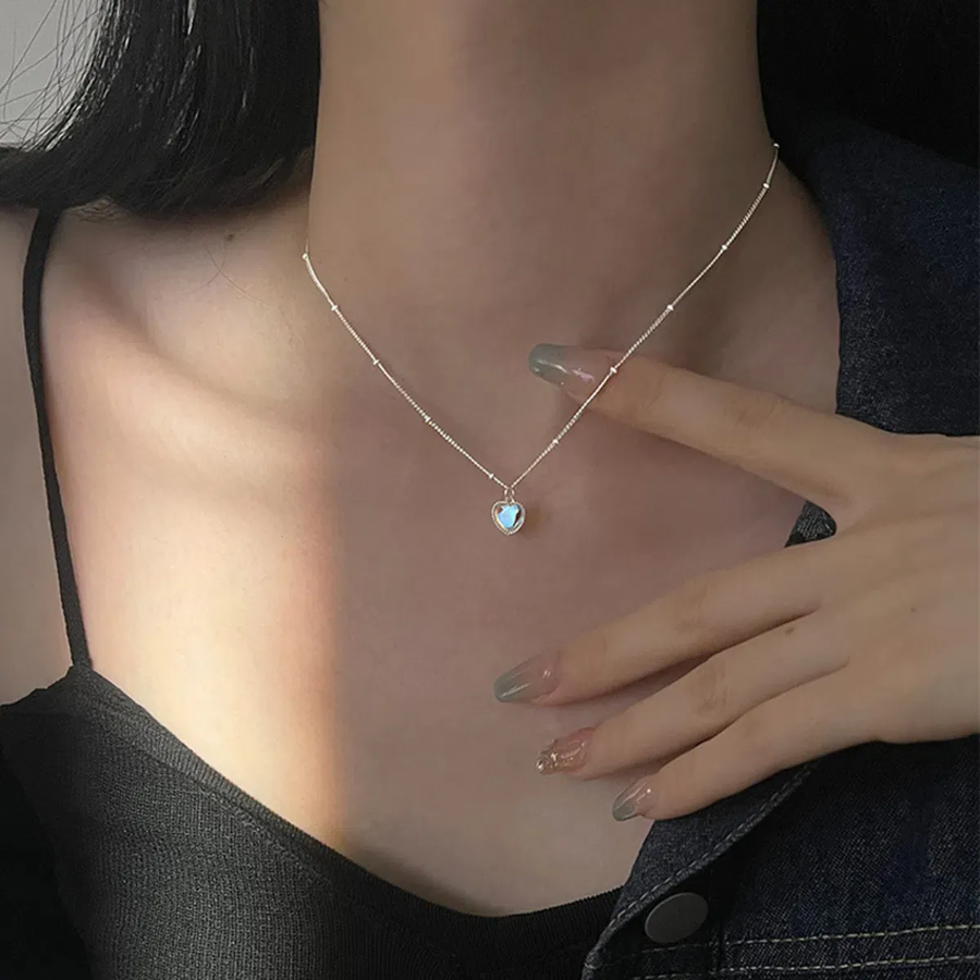 Серебристое колье с подвеской в виде сердца из опала с эффектом авроры