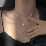 Серебристое колье с подвеской в виде сердца из опала с эффектом авроры