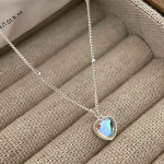 Серебристое колье с подвеской в виде сердца из опала с эффектом авроры