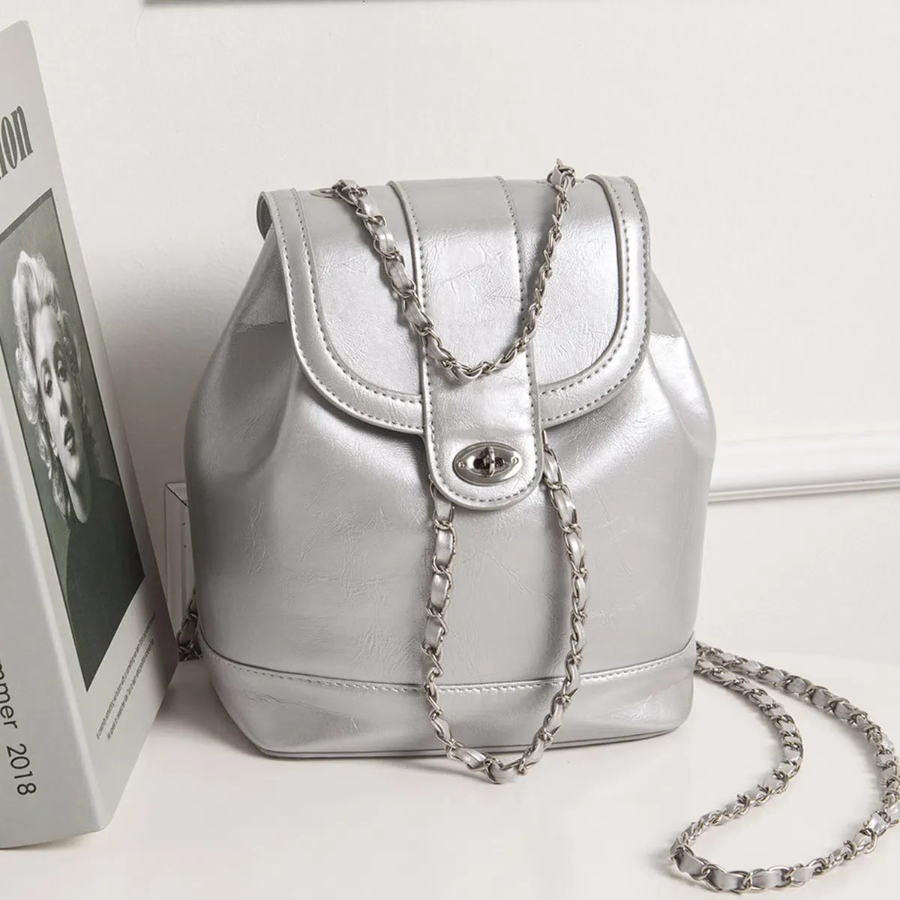 Chain Strap Glossy Drawstring Backpack — гламурный штрих в повседневном стиле