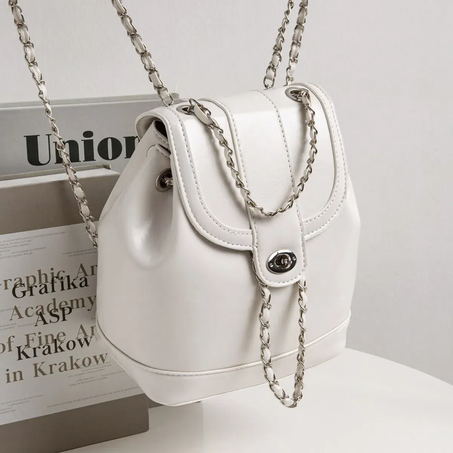 Chain Strap Glossy Drawstring Backpack — гламурный штрих в повседневном стиле