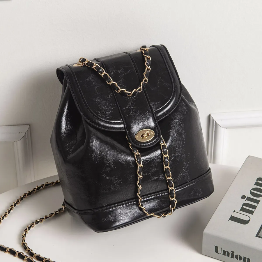 Chain Strap Glossy Drawstring Backpack — гламурный штрих в повседневном стиле