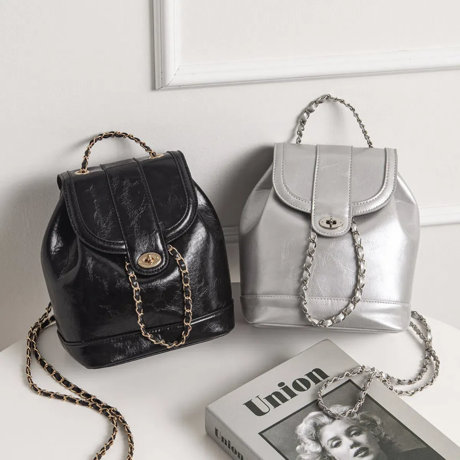 Chain Strap Glossy Drawstring Backpack — гламурный штрих в повседневном стиле