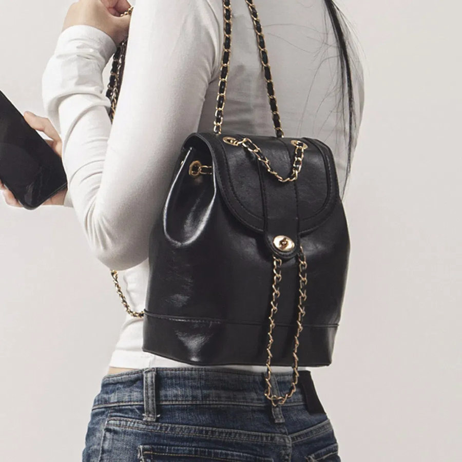 Chain Strap Glossy Drawstring Backpack — гламурный штрих в повседневном стиле