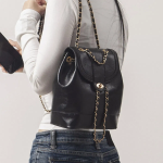 Chain Strap Glossy Drawstring Backpack — гламурный штрих в повседневном стиле