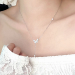 Серебристое колье с подвесками в виде бантика и бабочки на цепочке