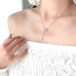 Серебристое колье с подвесками в виде бантика и бабочки на цепочке