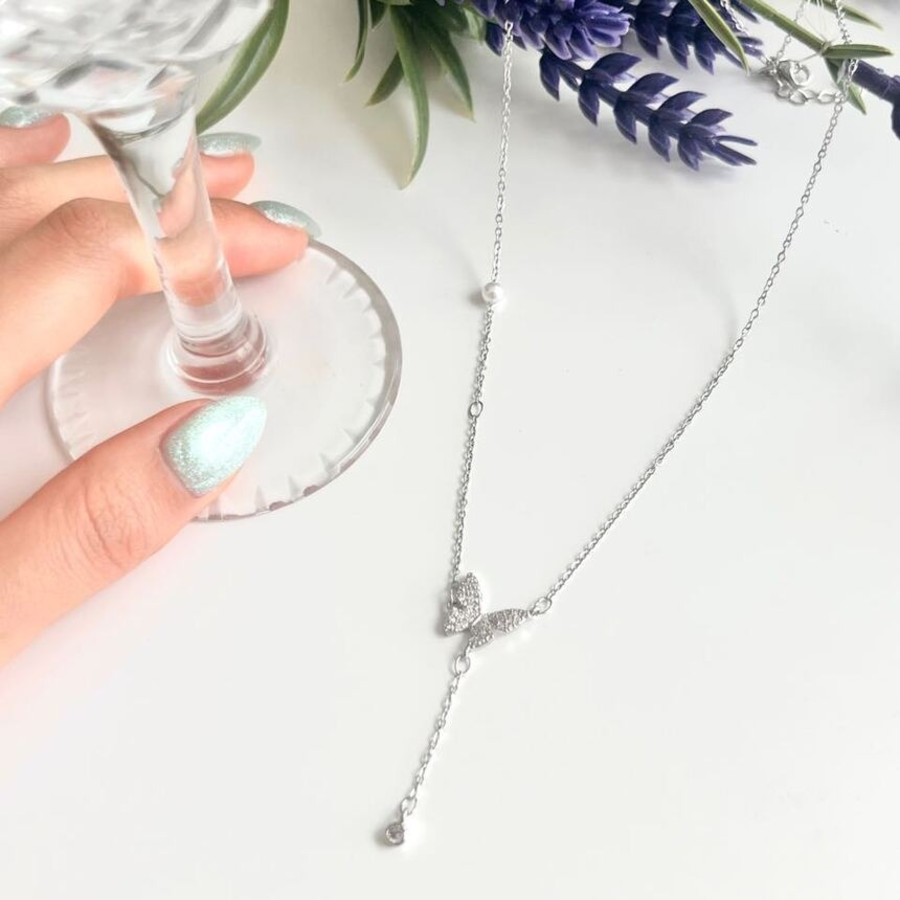 Серебристое колье с подвесками в виде бантика и бабочки на цепочке