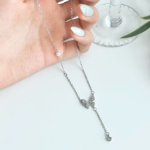 Серебристое колье с подвесками в виде бантика и бабочки на цепочке