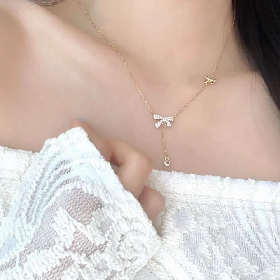 Серебристое колье с подвесками в виде бантика и бабочки на цепочке