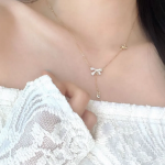 Серебристое колье с подвесками в виде бантика и бабочки на цепочке