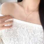 Серебристое колье с подвесками в виде бантика и бабочки на цепочке