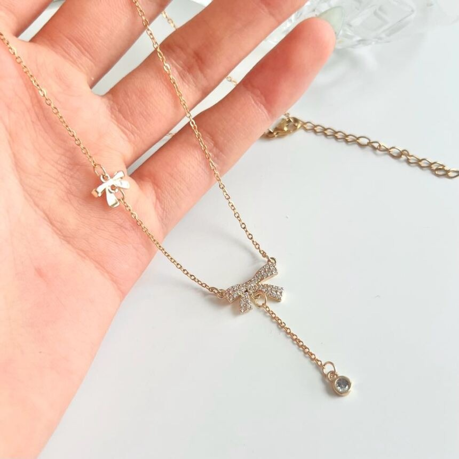 Серебристое колье с подвесками в виде бантика и бабочки на цепочке