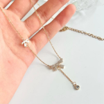 Серебристое колье с подвесками в виде бантика и бабочки на цепочке